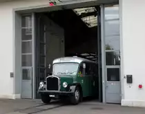 Saurer Oldtimerbus mit der Betriebsnummer 2 unter dem Tor des Tramdepots im Dreispitz. Die Aufnahme stammt vom 18.10.2013.