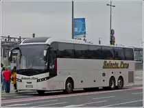 VDL Jonkheere aus Belgien hlt nahe dem Bahnhof von Luxemburg, damit die Reisegruppe aussteigen kann.  12.10.2013 