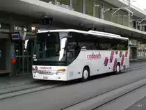 Reisecar Setra S 415 GT-HD auf den Geleise der RhB als Bahnersatz der Linie Chur - Arosa am  18.10.2013