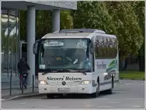 In Kiel wartet diese Merceds Benz Tourismo von Sievers Reisen, an einer Ampel auf Gr�n um seine Reise fortzusetzen.  16.09.2013.