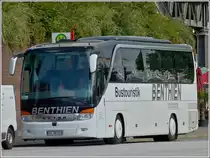 Am 17.09.2013 steht dieser Setra 415 HD, von Bustouristik BENTHIEN,  in Hamburg am Stra�enrand.