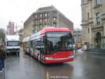 Solaris Trollino 18 Nr. 174 �berholt am 24.4.08 einen ung�nstig parkierten LKW an der provisorischen Haltestelle Museumstrasse