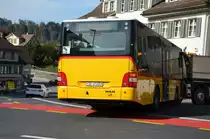 POSTAUTO-MAN Lions City bei einer engen Kreuzung in Lichtensteig am 18.10.13.