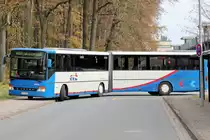 EVB - Setra Gelenkbus am 12.11.2013 am Bahnhof Tostedt. Durch die Baustelle  Parkhaus  ist die Aus / Einfahrt am Bahnhof verengt und wie man sieht, braucht ein Gelenkbus viel Platz.