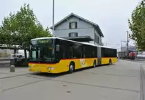MB Citaro II G von Postauto beim Bahnhof Oensingen, 18.11.2013.