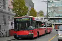 NAW Trolleybus mit der Betriebsnummer 17 auf der Linie 11 beim Bahnhof Bern. Die Aufnahme stammt vom 08.11.2013.