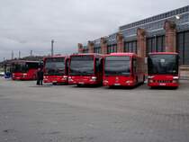 Zwei MB Citaro C1  Facelift, ein MB Citaro C1  und zwei Setra S 3000 stehen am 21.11.13 in Wiesbaden 