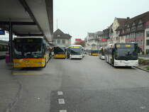 Postauto - 10 Postautos ( Mercedes und MAN) bei den Bushaltestellen vor dem Bahnhof Brugg am 24.10.2013
