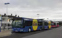 Mercedes Gelenkbus mit LIDL Werbung der Sylter Verkehrsgesellschaft.
SVG.Die Aufnahme entstand am 23.11.2013 am ZOB in
Westerland auf Sylt.