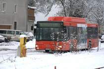 Dieser rote MAN der DB Oberbayern kommt gerade aus Steingaden und steht jetzt als Betriebsfahrt in Füssen am Bahnhof zur vorgeschriebenen Erholungspause,26.11.2013, 9:07 Uhr