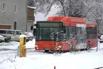Dieser rote MAN der DB Oberbayern kommt gerade aus Steingaden und steht jetzt als Betriebsfahrt in Füssen am Bahnhof zur vorgeschriebenen Erholungspause,26.11.2013, 9:07 Uhr