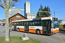 Heute fand eine Abschiedsfahrt mit dem MB 405 N Nr. 65 statt. Er ist noch einer von zwei (63+65) MB 405 N im Bestand der BSU. Die Gelenkbusse dieses Typs haben Solothurn bereits verlassen, die restlichen 405 folgen bald. Aus diesem Grund fand heute noch eine letzte Ausfahrt statt, fr diese wurde sogar noch die Werbung auf der Seite des Buses entfernt. Im Bild ist der Bus bei der Haltestelle Bahnhof Lohn-Lterkofen der Linie 3. Auf dieser Linie war der Bus ber Jahre hinweg im Einsatz, 27.11.2013. An dieser Stelle noch einmal Besten Danke an den Organisator dieser einmaligen Rundfahrt! 