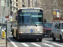 Linie X10 am Madison Square Park/Flatiron Building. Hier Motor Coach Industries (MCI) D 4500. Aufgenommen am 09.04.08