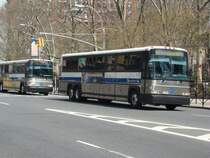 Linie X27 am Madison Square Park/Flatiron Building. Hier zwei Motor Coach Industries (MCI) D 4500. Aufgenommen am 09.04.08