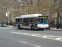 Linie BM 3 mit Orion 7 am Madison Square Park/Flatiron Building. Aufgenommen am 09.04.08