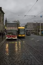 Etwas unglücklich hält hier der Bus der  Stadtrundfahrt, der NGT der Linie passiert mit Schrittgeschwindigkeit.30.11.2013 13:18 Uhr.