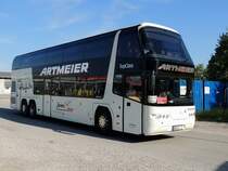 NEOPLAN-Skyliner von Artmeier, hat eine Gruppe Fußballfan´s an Board; 120520