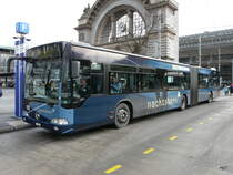 VBL - Mercedes Citaro  Nr.132  LU  15075 bei den Haltestellen vor dem Bahnhof in Luzern am 03.01.2014