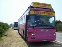 Scania Aabenraa von Rosa Bussarna,Sweden, 13.07.2013. in Split flughafen, HR