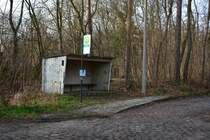 Haltestelle Potsdam Am Hämphorn im Tarifgebiet Potsdam B und Berlin C. Was schön zu sehen ist das neuste Haltestellenschild mit aus längst vergangener Zeit das Wartehäuschen. 