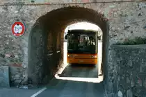 Nach gut fünf minutigem Aufenthalt geht es durch den Torbogen von Carona wieder zurück nach Lugano. RizziBus/Mauri Carro Alpino auf dem Postautokurs 62.434 Carona - Lugano; 08.03.2014