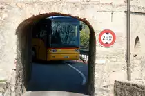 Und wieder einmal stellt sich die Frage, passt das Postauto durch den Torbogen von Carona?
Postautokurs 62.434 Lugano-Carona, 08.03.2014