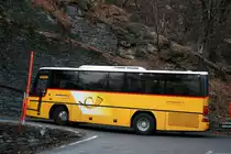 Einen anstrengenden und anspruchsvollen Job hat die Postautochauffeurin auf dem Kurs 62.311 Cevio - Bosco Gurin! Die 180° Kehren ohne Innenradius sind so schmal, dass die Rechtskehren selbst von einem PKW auf der linken Spur angefahren werden müssen. Erschwerend kommt hinzu, dass ausgerechnet dieser hier eingesetzte Neoplan 312K keine Postauto Fanfare, sondern nur eine handelsübliche Hupe hat. Daher war das Postauto nicht von einem PKW zu unterscheiden und wurde von vielen Verkehrsteilnehmern zu spät erkannt. Somit wurde die Fahrt auf der 16.00 Uhr Linie erheblich behindert und die Chauffeurin musste mehrmals zurücksetzen um den Gegenverkehr in den Kehren  englisch  passieren zu lassen.
Neoplan 312K Postauto auf dem Kurs 62.331 Cevio - Bosco Gurin am 09.03.2014