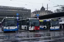 VBL/TPF: VBL Scania/Hess N94UB, Linie 10 Obergütsch, TPF MERCEDES CITRARO 992, Linie 12, Littau Gasshof und VBL MERCEDES CITARO 135, Linie 2, Emmenbrücke Sprengi auf dem Bahnhofplatz Luzern vereint am Fasnachts Dienstag 2014.
Foto Walter Ruetsch
