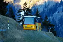 Ein Neoplan 312K auf dem Postautokurs 90.401 Versam-Safien Station - Thalkirch kurz vor Egschi; 14.03.2014