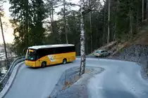 Ein MAN Beulas Stergo Spica Postauto auf dem Postautokurs 90.401 Thalkirch - Versam-Safien Station in der untersten 180° Kehre vor dem Bahnhof Versam-Safien; 14.03.2014
