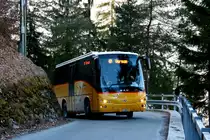 Viel Spaß hatten der Postautochauffeur und ich heute beim Fotgrafieren. Immer wenn wir uns sahen grüßten wir uns und mussten lachen. Ein MAN Beulas Stergo Spica Postauto auf dem Postautokurs 90.401 Versam-Safien Station - Thalkirch zwischen Versam-Safien Station und Versam Dorf; 14.03.2014