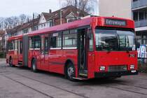 SVB/TVB: Tramverein Bern. Auch die diesjährige Museumsnacht von Bern lockte wiederum rund 35'000 Besucher in die Bundeshauptstadt. Wie in den Vorjahren beteiligte sich auch der TVB an der Museumsnacht 2014. Auf verschiedenen Shuttlebuslinien standen mehrere historische Autobusse der TVB-Flotte im Einsatz und für den Betrieb der historischen Strassenbahnlinie ab dem Depot Burgenziel bis zur Remise Weissenbühl standen 4 Tramzüge bereit. VOLVO-Gelenkbus B 10M 292 (1985) auf den Nachteinsatz wartend vor dem Tramdepot Burgenziel am 21. März 2014.
Foto: Walter Ruetsch