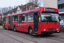 SVB/TVB: Tramverein Bern. Auch die diesjährige Museumsnacht von Bern lockte wiederum rund 35'000 Besucher in die Bundeshauptstadt. Wie in den Vorjahren beteiligte sich auch der TVB an der Museumsnacht 2014. Auf verschiedenen Shuttlebuslinien standen mehrere historische Autobusse der TVB-Flotte im Einsatz und für den Betrieb der historischen Strassenbahnlinie ab dem Depot Burgenziel bis zur Remise Weissenbühl standen 4 Tramzüge bereit. VOLVO-Gelenkbus B 10M 292 (1985) auf den Nachteinsatz wartend vor dem Tramdepot Burgenziel am 21. März 2014.
Foto: Walter Ruetsch