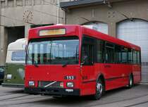 SVB/TVB: Tramverein Bern. Auch die diesjährige Museumsnacht von Bern lockte wiederum rund 35'000 Besucher in die Bundeshauptstadt. Wie in den Vorjahren beteiligte sich auch der TVB an der Museumsnacht 2014. Auf verschiedenen Shuttlebuslinien standen mehrere historische Autobusse der TVB-Flotte im Einsatz und für den Betrieb der historischen Strassenbahnlinie ab dem Depot Burgenziel bis zur Remise Weissenbühl standen 4 Tramzüge bereit. VOLVO-Autobus 193 (1989) auf den Nachteinsatz wartend vor dem Tramdepot Burgenziel am 21. März 2014.
Foto: Walter Ruetsch 
