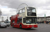Vor dem London  EYE  ist hier am 21.3.2013 ein Sightseeing Bus von Arriva unterwegs.