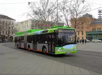 Ein Solaris Urbino 18 Hybrid der Üstra als 121 Altenbekener Damm am Hauptbahnhof, 22.03.14