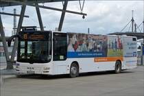 . (LDK WV 421) MAN Lion's City steht am ZOB in Wetzlar.  23.03.2014