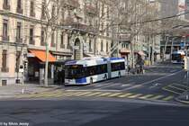 tl Nr. 837 (Hess Swisstrolley 3 BGT-N2C) am 5.3.2014 in Lausanne, Georgette. Dieser Bus wurde im Jahre 2012 in einen Unfall verwickelt, wodurch seine Front bei Hess neu aufgebaut werden musste. Dazu erhielt der Wagen auf der Front einen höhren Blau-Anteil, wodurch er schnell mit den St4 verwechselt wird.