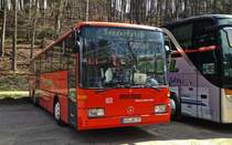 Dieser Mercedes-Benz O 408, der im Auftrag von Rhein-Nahe-Bus fährt, war am 06.04.2014 auf einem Parkplatz abgestellt.
