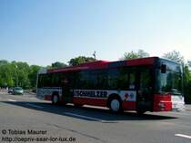 Diese Aufnahme des SB-RV 141, einem MAN N� 313 der RSW, w�re eigentlich verschossen - doch die Werbung rettet dieses Foto. Der Wagen tr�gt bereits das neue SaarVV Regio-Design und hat nach der Umgestaltung auch wieder seine alte Werbung f�r Schmelzer K�chen erhalten. Abgelichtet habe ich den Wagen auf der R6 nach St. Ingbert in des Busparkplatzes  Spitzbunker , er kam gerade vom Hauptbahnhof. Die Matrix an der Seite funkiert bei den 140er Wagen nicht bei allen Zielen...