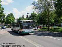 Dieser O 405 ist, Gott sei Dank, auch noch t�glich in Neunkirchen anzutreffen. Tag f�r Tag f�hrt er die Linie 353 vom Gymnasium Neunkirchen nach Illingen. Daqs Fahrzeug der Firma Behles ist als MZG-AO 70 zugelassen und verkehrt im Auftrag der RSW. Auch er wurde in der Lindenallee aufgenommen, in der Sch�lerverkehrszeit kommt man gar nicht gro�artig dazu, den Standort zu wechseln ohne was interessantes zu verpassen...