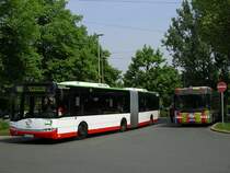 Bogestra Solaris Urbino 18,Linie 369 von Wanne Eickel Hbf. nach Bochum Ruhrpark,rechts Bogestra Neoplan Gelenkbus ,
in Pausenstellung.(15.05.2008)