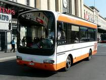 TG Genf - IVECO Kleinbus Nr.909 GE 96146 vor dem Bahnhof in Genf am 07.05.2008
