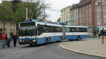 Ein Jahr nach der Abschiedsfahrt hat sich VBZ Nr. 140 (MB O 405 GTZ) noch nicht vom Betrieb verabschiedet. Am 21.4.2013 posiert er für die Bus-Fotografen auf dem Bullingerplatz (Dienststrecke).