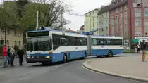Ein Jahr nach der Abschiedsfahrt hat sich VBZ Nr. 140 (MB O 405 GTZ) noch nicht vom Betrieb verabschiedet. Am 21.4.2013 posiert er für die Bus-Fotografen auf dem Bullingerplatz (Dienststrecke).