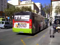 Castrosua City Versus am Plaça de Baix im spanischen Elche am 05.04.2014.
Es handelt um die neueste Lieferung aus dem Jahr 2013, welche erhielt eine neue Lackierung. Drei Neufahrzeuge wurden im Jahr 2013 in den Fuhrpark eingereiht.
