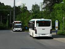 Zwei VDL Citea von VIABus am 24.04.14 in Neu-Isenburg Bhf 