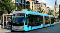 Frankreich, Lothringen, Metz, Place de la République. Die dreiteiligen diesel-elektrischen Hybridbusse METTIS werden von Van Hool auf der Basis der EquiCity Busse gebaut. Kapazität: 150 Passagiere, Länge: 23,820 m. 24.04.2014