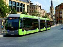 Frankreich, Lothringen, Metz, Place de la République. Die dreiteiligen diesel-elektrischen Hybridbusse METTIS werden von Van Hool auf der Basis der EquiCity Busse gebaut. Kapazität: 150 Passagiere, Länge: 23,820 m. 24.04.2014