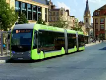 Frankreich, Lothringen, Metz, Place de la République. Die dreiteiligen diesel-elektrischen Hybridbusse METTIS werden von Van Hool auf der Basis der EquiCity Busse gebaut. Kapazität: 150 Passagiere, Länge: 23,820 m. 24.04.2014